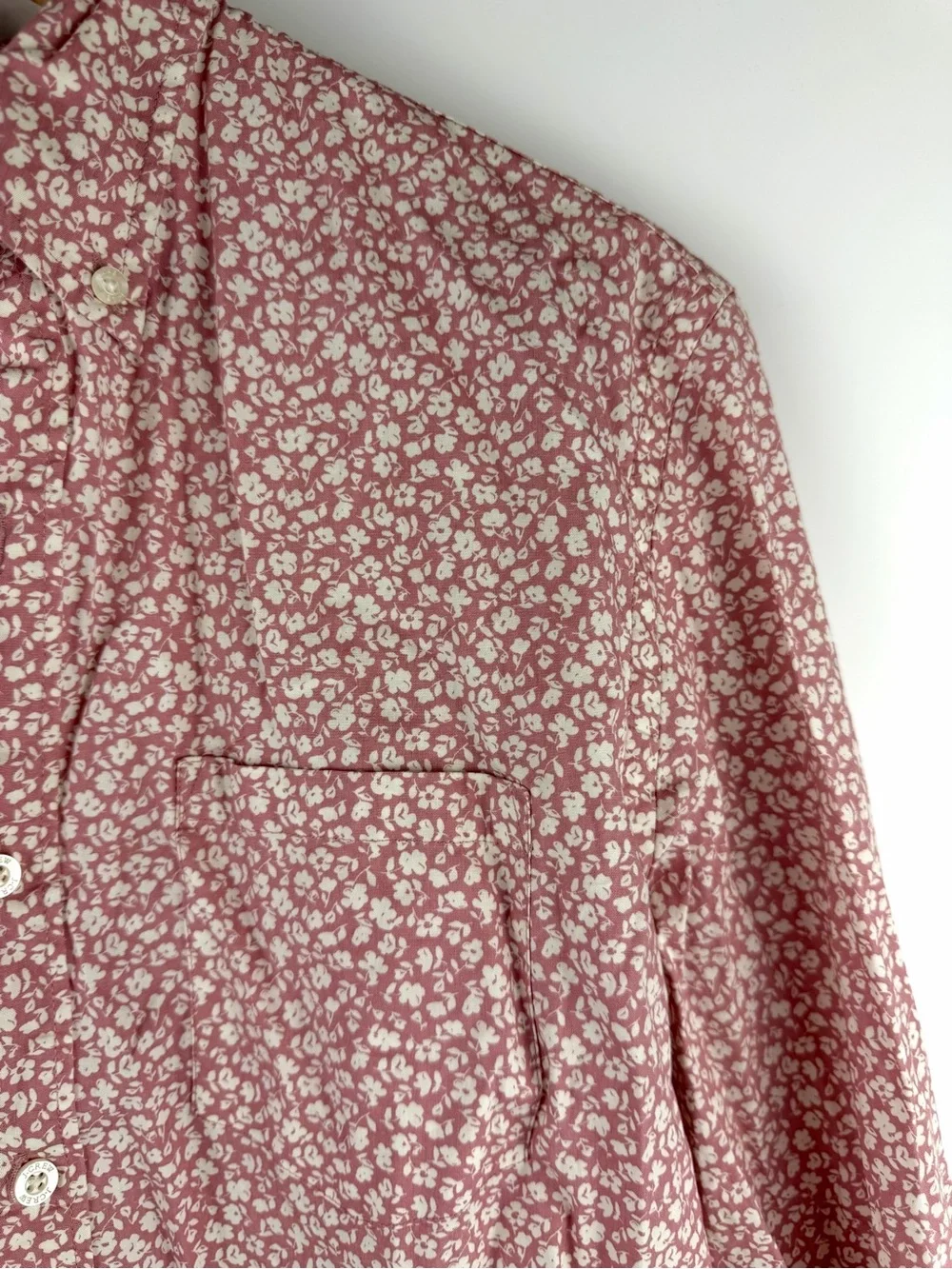 J Crew Men’s Pink Floral Flex Washed Medium Button Down Long Sleeved Cotton